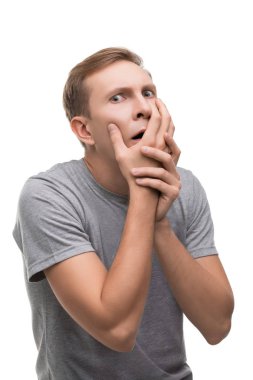 Korkmuş adam duygusal portre gesticulating