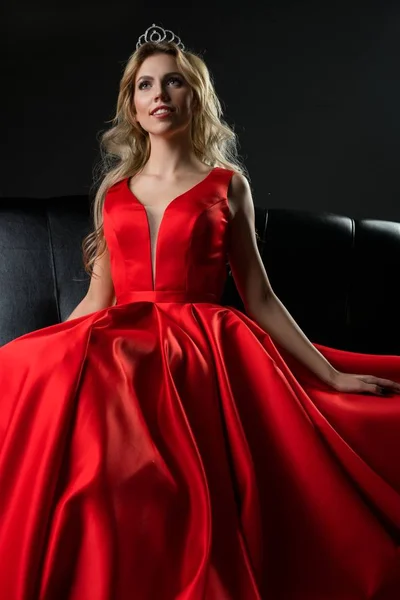 Królowa piękności w czerwonej sukience luksusowe strzał — Zdjęcie stockowe