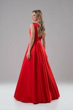 Lüks Kırmızı Abiye çekimde güzel sarışın