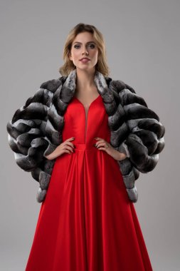 Sarışın kırmızı elbise ve kürk atış kırpılmış