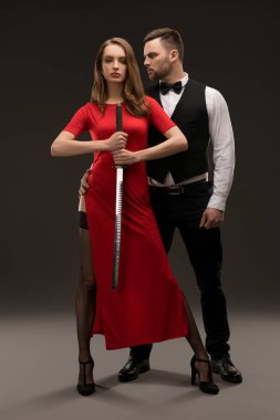 Güzel akıllıca giyimli iki tam uzunlukta atış