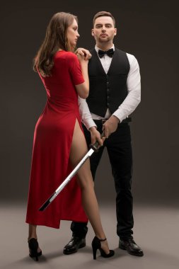 Güzel akıllıca giyimli kadın ve adam