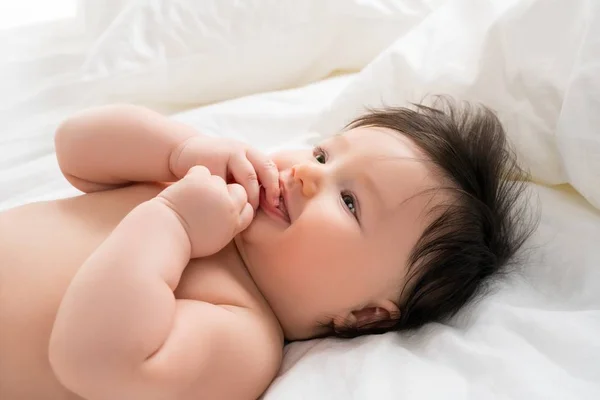 Pequeño niño en vista a la cama —  Fotos de Stock