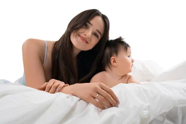 Ung mamma ligger i sängen med sin lilla son — Stockfoto