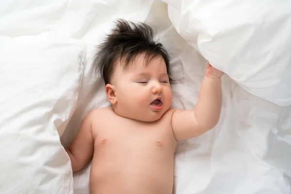 Bambino ragazzo a letto vista ad angolo alto — Foto Stock