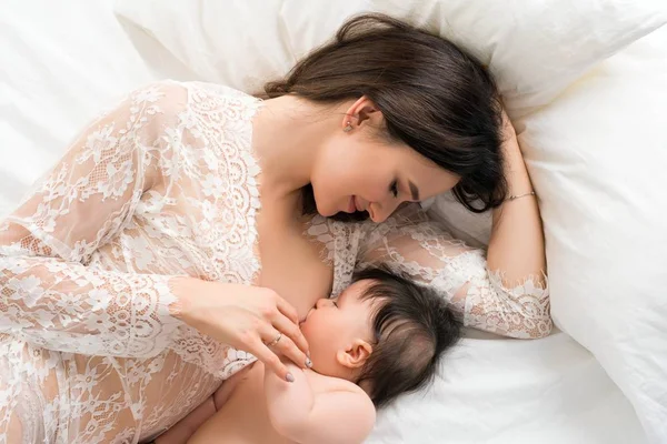 Anne oğlu yüksek açısı shot ile yatakta yatan