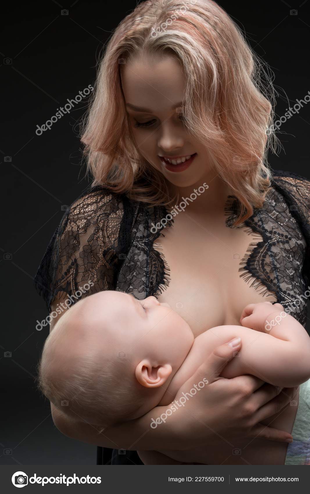 Jolie Mere Qui Allaite Sa Vue De Bebe Image Libre De Droit Par Wisky C