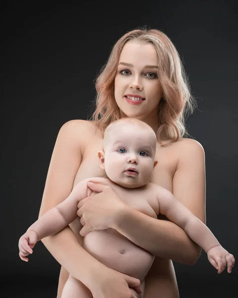 Ładny Mama topless, trzymając jej portret dziecka — Zdjęcie stockowe