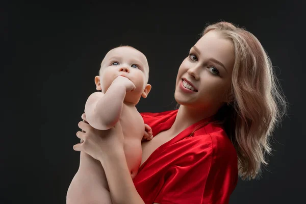 かなり母親が赤ちゃんを抱いての撮影 — ストック写真