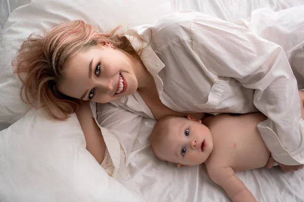 Dítě s matkou v posteli vysoký úhel pohledu — Stock fotografie