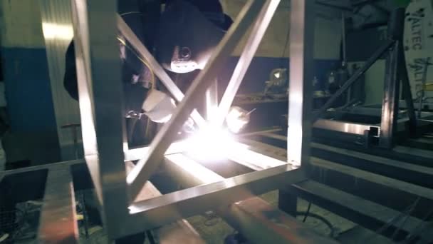Arbetaren svetsning aluminiumkonstruktion sköt — Stockvideo