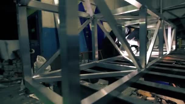 Worker welding aluminium construction video — Stock Video