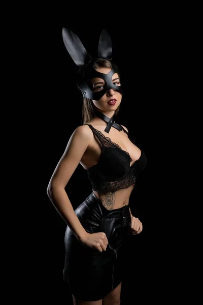 Mulher em sutiã de renda, máscara e orelhas de coelho tiro — Fotografia de Stock