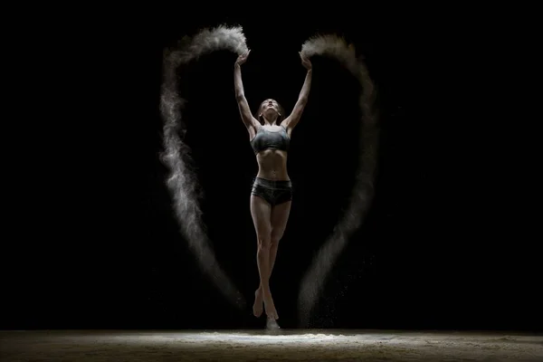 Linda chica en lencería bailando en el polvo — Foto de Stock