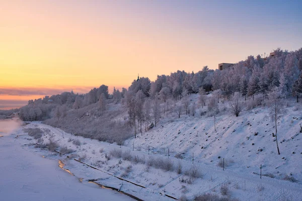 Hermoso paisaje de invierno al atardecer — Foto de Stock