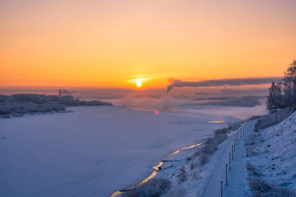 Великолепный русский зимний пейзаж на закате — стоковое фото