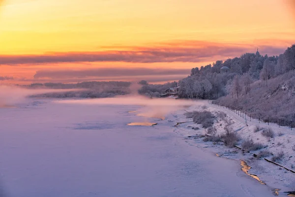 Linda paisagem de inverno russo tiro ao pôr do sol — Fotografia de Stock