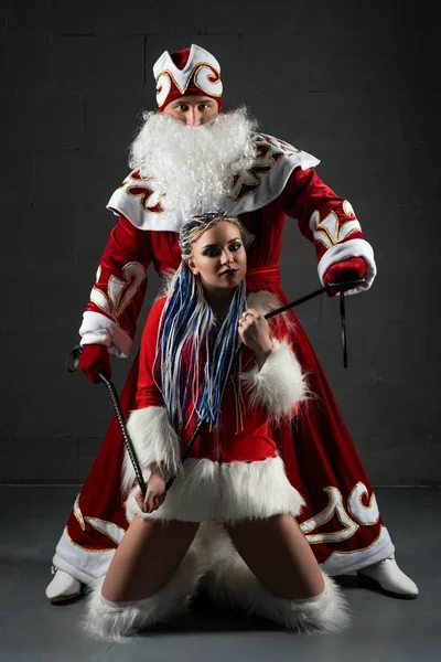 Papai Noel e Donzela de Neve amarrado em uma trela — Fotografia de Stock