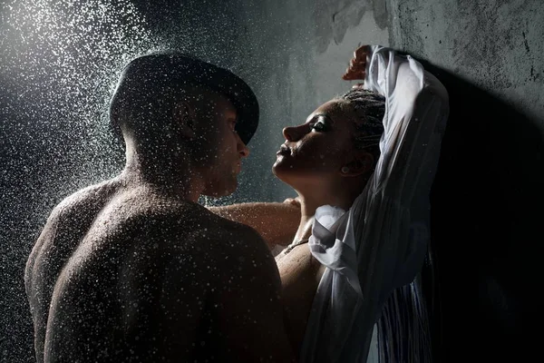 Fiatal pár átfogó zuhany a sötétben — Stock Fotó