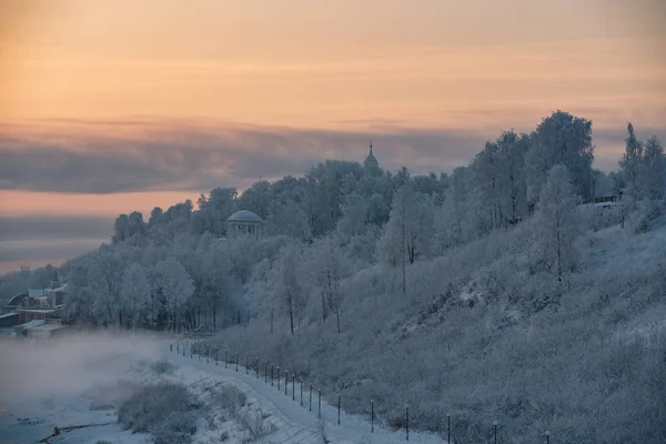 Hermoso paisaje de invierno ruso con rotund — Foto de Stock