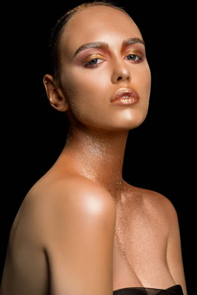 Modell med glittrande makeup tittar på kameran — Stockfoto