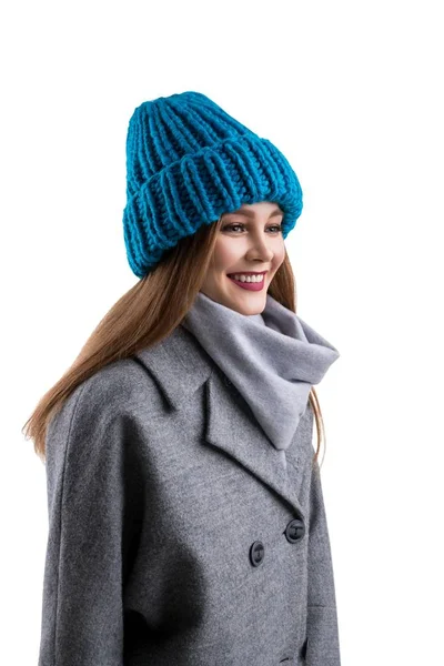 Urocze, uśmiechnięta młoda kobieta w kapeluszu, szalik i płaszcz — Zdjęcie stockowe