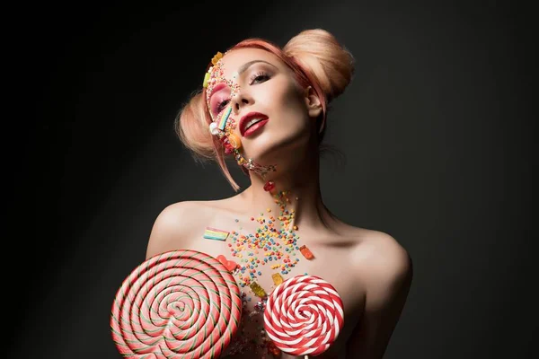 Mulher com doces e caramelo no rosto — Fotografia de Stock