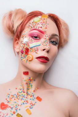 Kadın, tatlılar ve karamel yüzünde vurdu