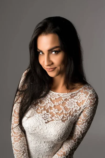 Prachtige brunette in portret taille lace dress — Stockfoto