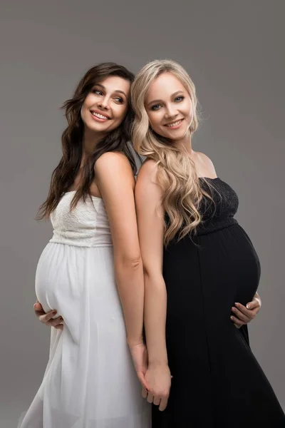 Счастливая беременная блондинка и брюнетка обрезанные выстрел — стоковое фото