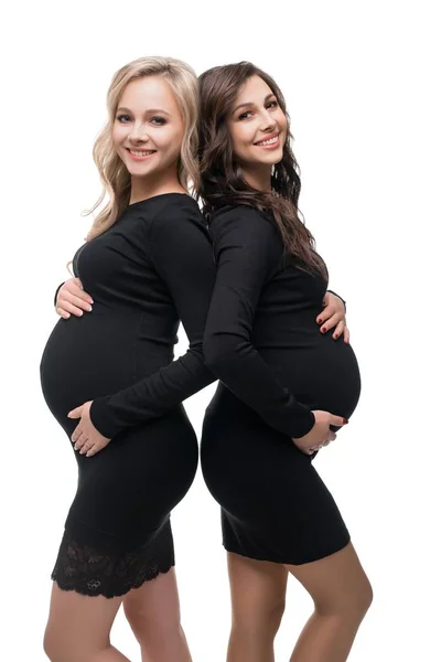 Счастливая беременная блондинка и брюнетка изолированный вид — стоковое фото