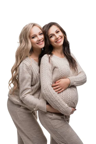Счастливая беременная блондинка и брюнетка изолированный выстрел — стоковое фото