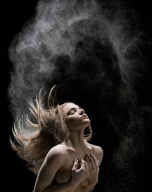 Saç sallayarak ve göğüsler kapanış şehvetli çıplak sarışın kadın 