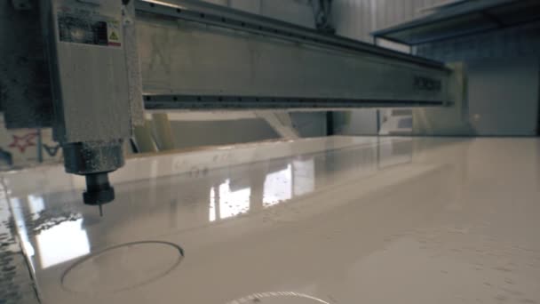 CNC maskin skärande cirklar i vit plast — Stockvideo