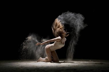 Esmer beyaz toz içinde belgili tanımlık karanlık içinde diz