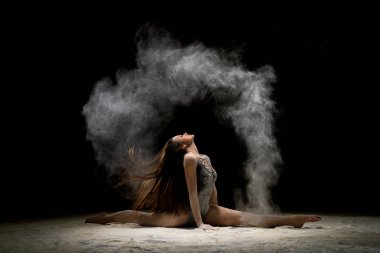 Toz karanlıkta bir split oturan esmer