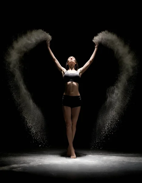 Mujer en lencería bailando en polvo en la oscuridad — Foto de Stock