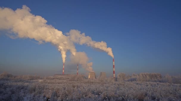 Hermosa vista de invierno con chimeneas y cielo azul — Vídeos de Stock