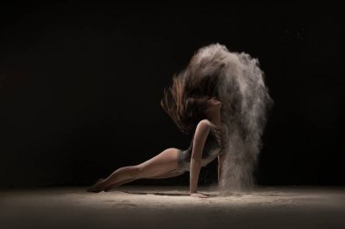 Esmer beyaz toz bulutu yerde