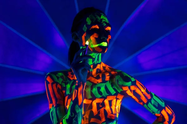 Девушка с ультрафиолетовым снимком талии — стоковое фото