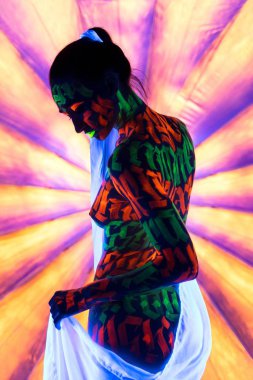 Yaratıcı Uv bodyart dikiz kızla