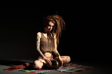 Sarışın tapidrum görünümü oynarken dreadlocks ile