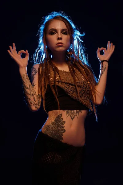 Ragazza con hennè bodyart e dreadlocks vista — Foto Stock