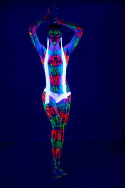 Uv bodyart tam uzunlukta atış ile ince kız
