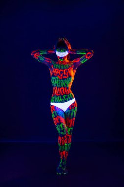 Kız güzel Uv bodyart tam uzunlukta ile vurdu