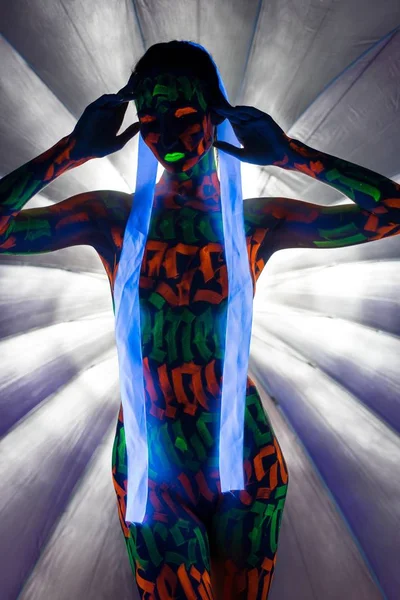 Nahá žena v zářící neon znamení na těle — Stock fotografie