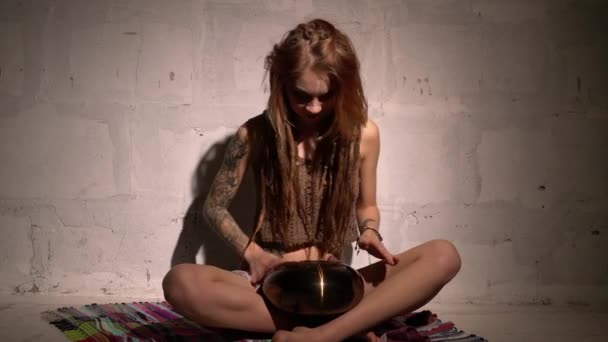 Video av blondin med dreadlocks spelar tapidrum — Stockvideo