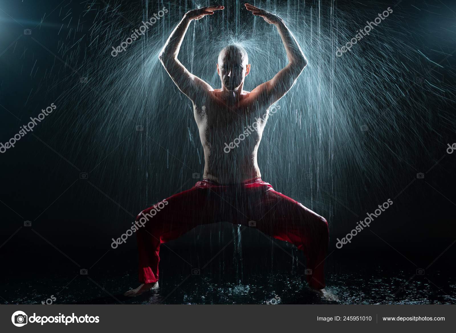 Homme torse nu pratiquant la gymnastique sous la pluie image libre de droit par Wisky © 245951010