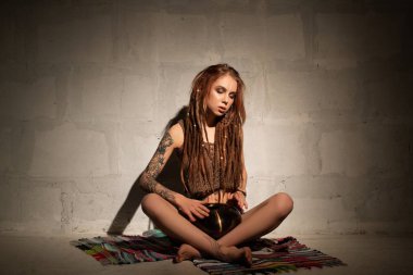 Sarışın tapidrum görünümü oynarken uzun dreadlocks ile