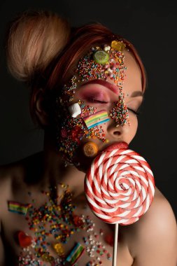 Tatlılar ve karamel yüzünde kadın ile vurdu